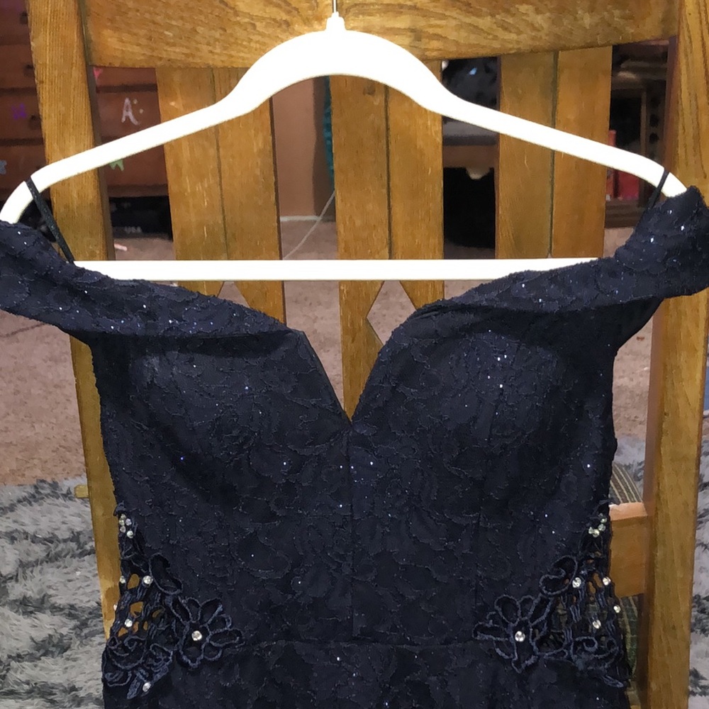 Beautiful 🤩 Juniors lace off the shoulder midi dress 👗 - Picture 4 of 14